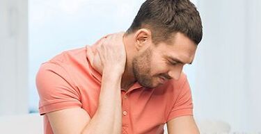 болови у врату мушкарца са цервикалном остеохондрозо