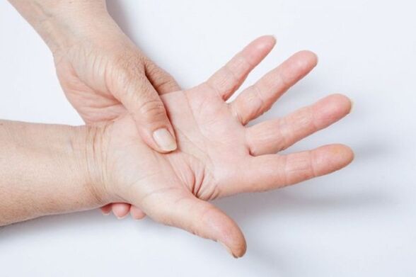 Утрнулост руку је један од симптома лумбалне остеохондрозе