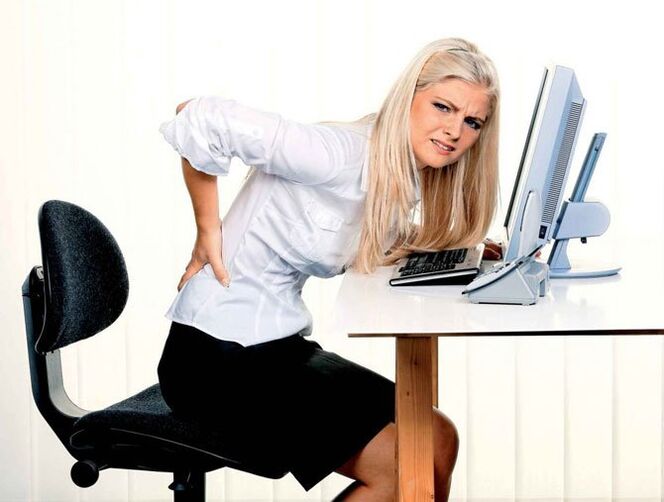 девојка има болове у леђима